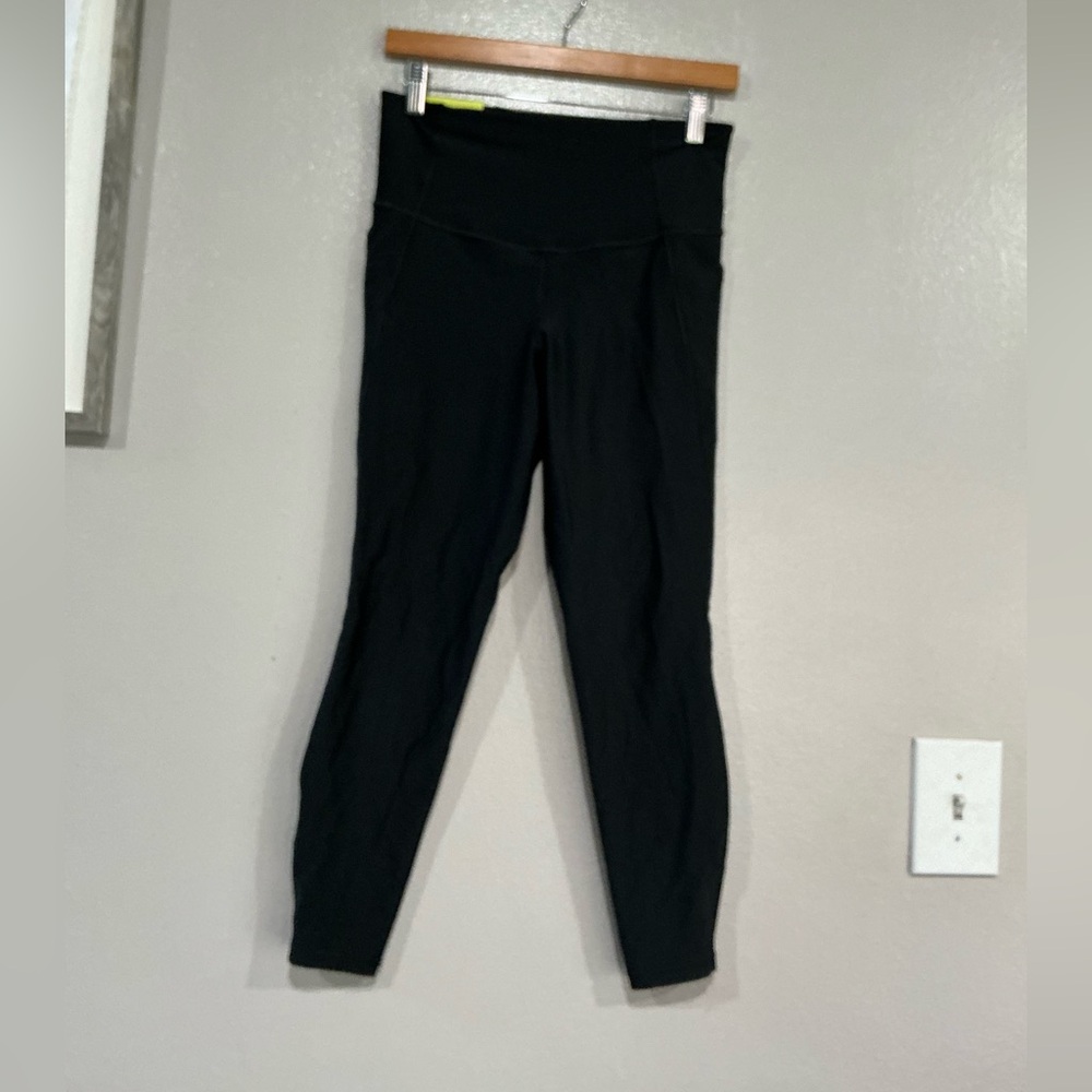 Women’s Effortless Support High Rise Pocketed  Leggings Size. M